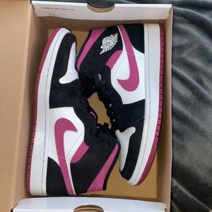 Women’s air Jordan 1 mid Magentas